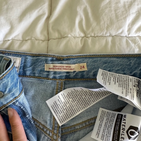 BNWOT Levi’s High-Loose Taper Dad Jeans - Picture 3 of 4